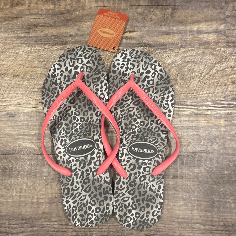 NWT Havaianas Black White and Pink Flip Flops Size 11